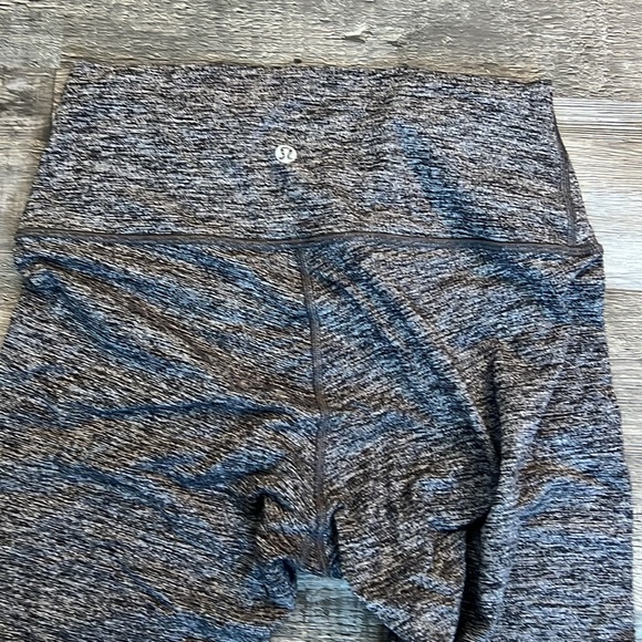 Size 8 grey lululemon leggings - Picture 3 of 3